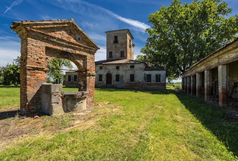 Casa Pepoli (Castello Sariano), Italy